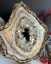 Lade das Bild in den Galerie-Viewer, Small Crystal Free Form Geode

