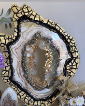 Lade das Bild in den Galerie-Viewer, Large Freeform Resin Geode With Crackle Edge
